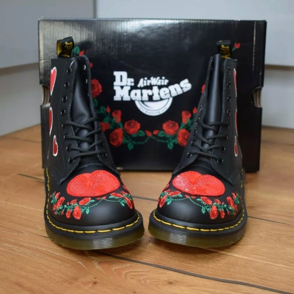 Dr MARTENS 1460 PASCAL HEARTS Black Red Embroid - Picture 4 of 12